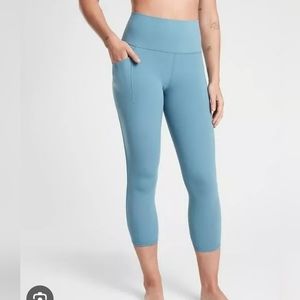 NWT Athleta Salutation Stash Pocket Capri M